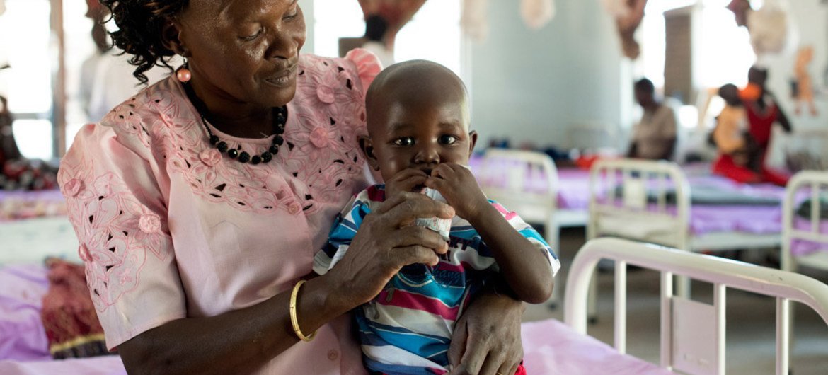 طفل يتلقى العلاج الغذائي الجاهز في مستشفى الشباه للأطفال الذي تدعمه اليونيسف، في جوبا، جنوب السودان. من صور اليونيسف / سيباستيان ريتش