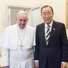 الأمين العام بان كي مون مع البابا فرنسيس في الفاتيكان في 28  إبريل نيسان 2015. من صور الأمم المتحدة / مارك جارتن