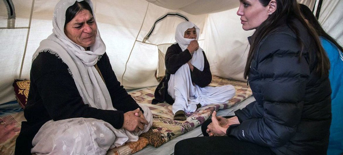 امرأة يزيدية تتحدث إلى المبعوثة الخاصة لمفوضية الأمم المتحدة لشؤون اللاجئين، أنجلينا جولي، عن  تعرضها للاختطاف من قبل مسلحين في شمال العراق.  (يناير 2015). المصدر:  مفوضية الأمم المتحدة للاجئين / أ. ماكونيل