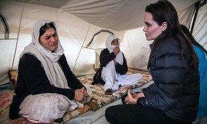 Женщина  из группы  езидов рассказывает  Специальному посланнику УВКБ  А.Джоли о том, как ее похитили вооруженные бойцы на севере Ирака.   Позже вместе  с другими женщинами  в возрасте  ее отпустили,  а дочка все еще  удерживается.   Фото УВКБ