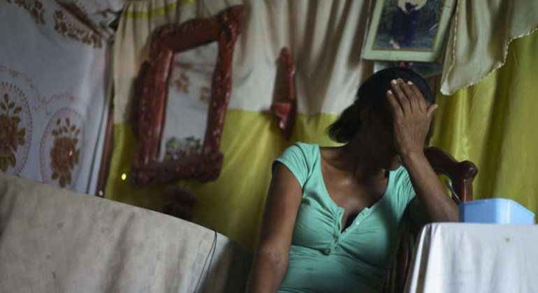 Esta mujer nació en Haití, pero sus ocho hijos nacieron en la República Dominicana. A decenas de miles de personas de ascendencia haitiana nacidas en la República Dominicana se les ha revocado la ciudadanía dominicana, lo que les convierte en apátridas y…