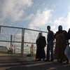 Des Palestiniens en Cisjordanie à côté d'un checkpoint