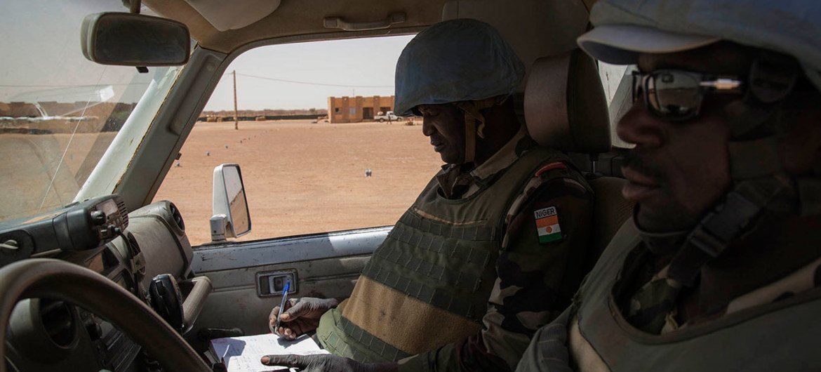 Casques bleus du contingent du Niger en patrouille à Menaka, au Mali. Photo : MINUSMA / Marco Dormino