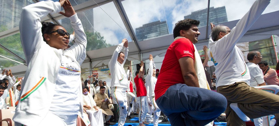 Le Secrétaire général s'exerce au yoga à Times Square, New York, à l'occasion de la toute première Journée internationale du Yoga, le 21juin 2015.