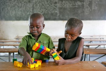Enfants jouant dans l'école primaire de Shirichena, au sein du district de Mhondoro, au Zimbabwe. Photo : UNICEF / Giacomo Pirozzi