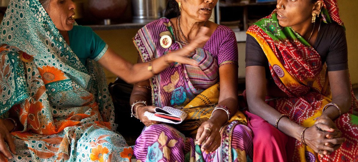 En Inde, les membres d'un réseau de femmes célibataires, Ekal Nari Shakti Sangathan, qui lutte pour l'obtention du droit des veuves à vivre dans la dignité et la justice. Photo : ONU Femmes / Gaganjit Singh