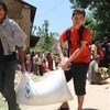 سكان بلدية شوتارا، يتلقون المساعدات الطارئة من برنامج الأغذية العالمي (مايو 2015). من صور برنامج الأغذية العالمي / أنجلي ميندوزا