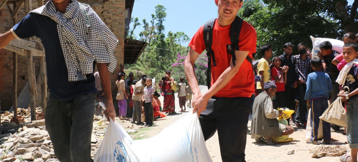In Nepal, residents of Chautara Municipality, Sindhupalchok District, collect WFP emergency aid (May 2015).