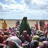 索马里内部流离失所者中的妇女接受粮食援助庆祝伊斯兰教的斋月