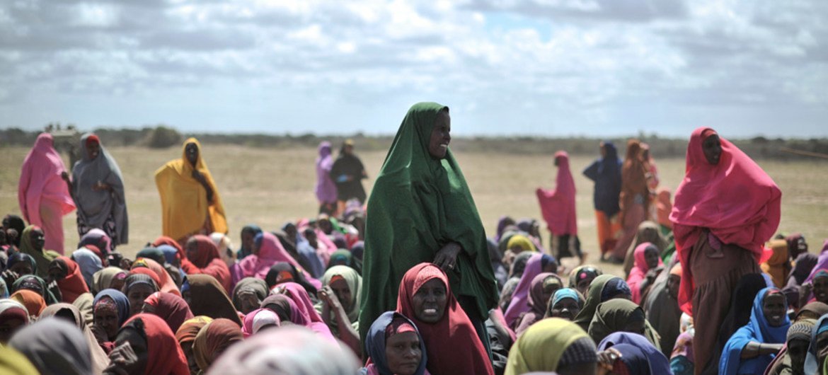 索马里内部流离失所者中的妇女接受粮食援助庆祝伊斯兰教的斋月