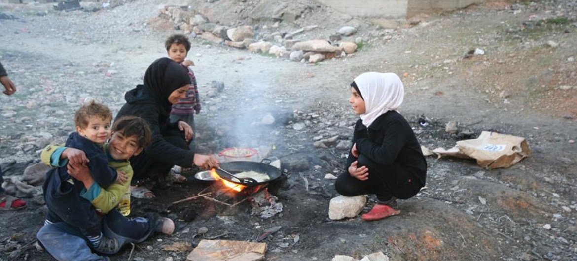 وجبة طعام يجري إعدادها في  ملجأ الرياض، حلب، سوريا. الصورة: مكتب تنسيق الشؤون الإنسانية / جوزفين غيريرو