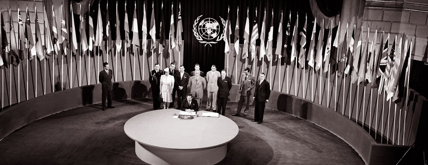 Assinatura da Carta da ONU por uma delegação em uma cerimônia realizada no Edifício Memorial dos Veteranos de Guerra em 26 de junho de 1945