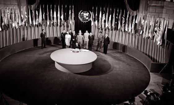 A Carta da ONU foi assinada em uma cerimônia realizada a 26 de junho de 1945.