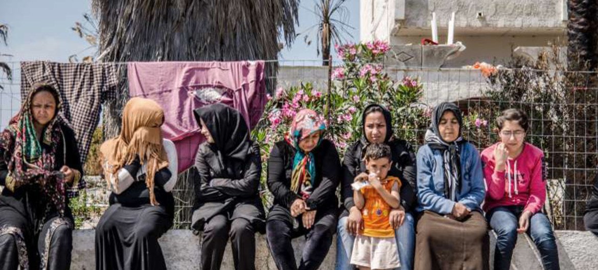 لاجئات أفغانيات أمام  فندق في جزيرة كوس، اليونان، حيث ينتظر المئات من اللاجئين والمهاجرين تسجيلهم. صور: مفوضية الأمم المتحدة السمية لشؤون اللاجئين / ج. أكاش
