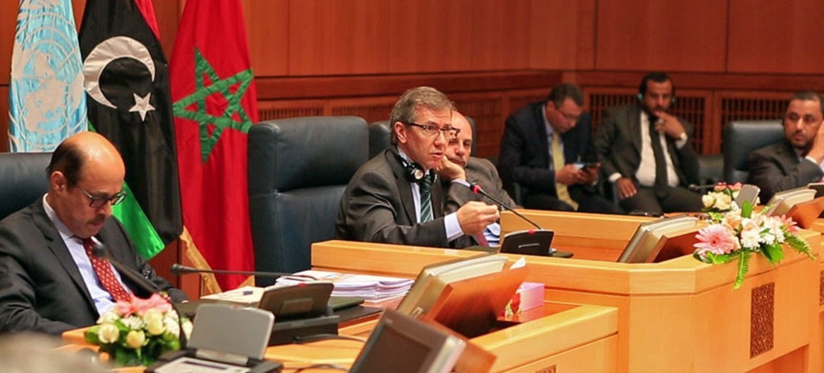 الممثل الخاص بيرناردينو ليون يتحدث إلى الأطراف الليبية خلال لقاء في المغرب. من صور:  بعثة الأمم المتحدة للدعم في ليبيا