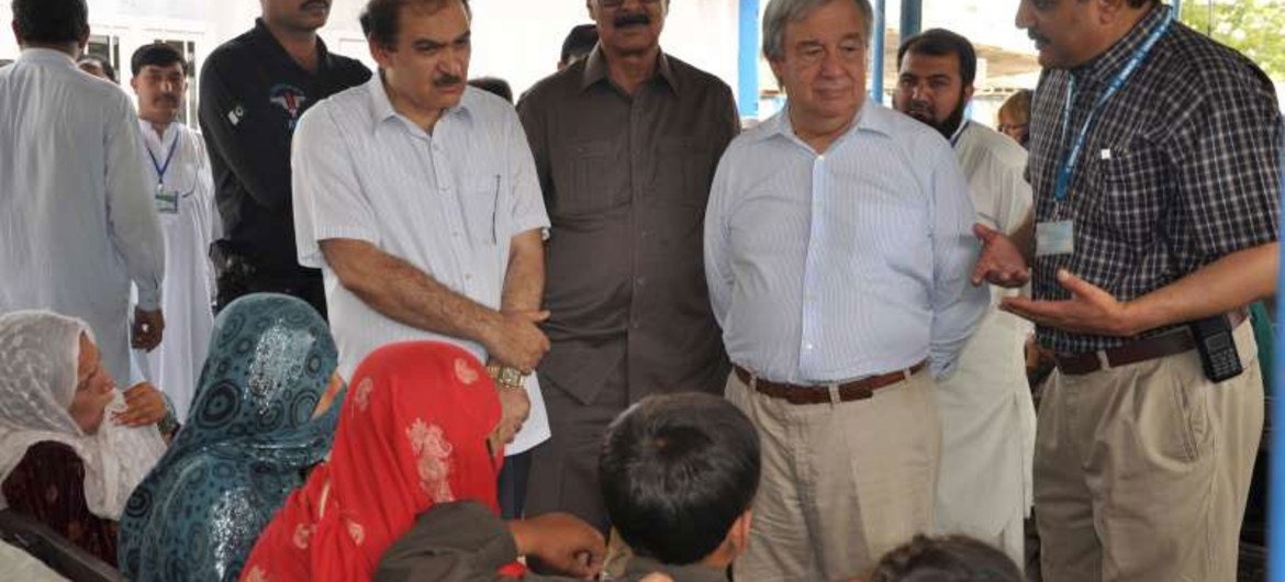 High Commissioner António Guterres talks with refugee families returning to Afghanistan at a UNHCR Voluntary Repatriation Centre in Peshawar, Pakistan.
