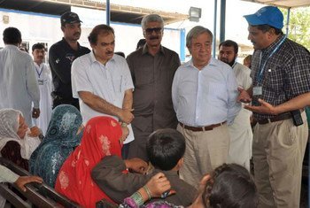 High Commissioner António Guterres talks with refugee families returning to Afghanistan at a UNHCR Voluntary Repatriation Centre in Peshawar, Pakistan.