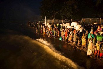 Refugiados burundeses esperan a ser transferidos a un campamento. Foto: ACNUR/B. Loyseau