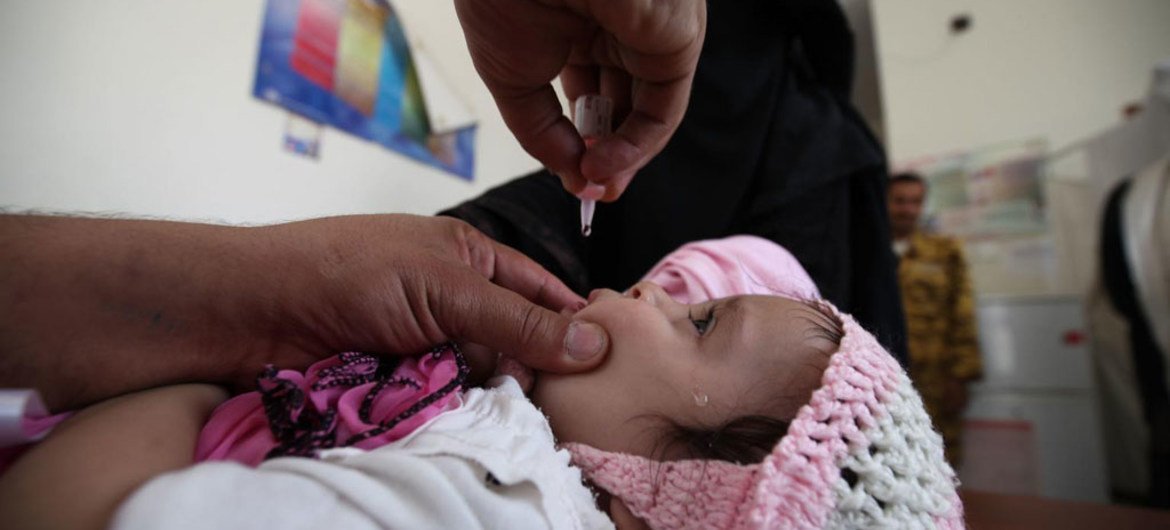 Un enfant est vacciné contre la polio à au centre de santé d'Al-Olufi, dans le centre de Sanaa. Photo : UNICEF / IMG_9423 / Yasin