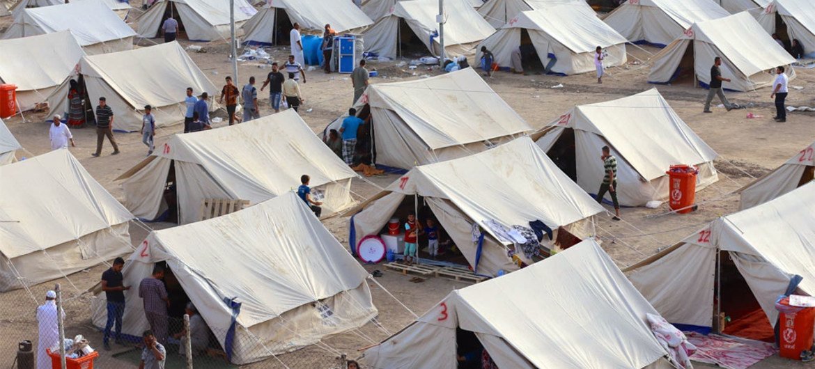 مخيم للنازحين في بغداد، حيث وجدت 97 عائلة من محافظة الانبار المأوى المؤقت. الصورة: اليونيسف العراق / 2015 / الخزاعي
