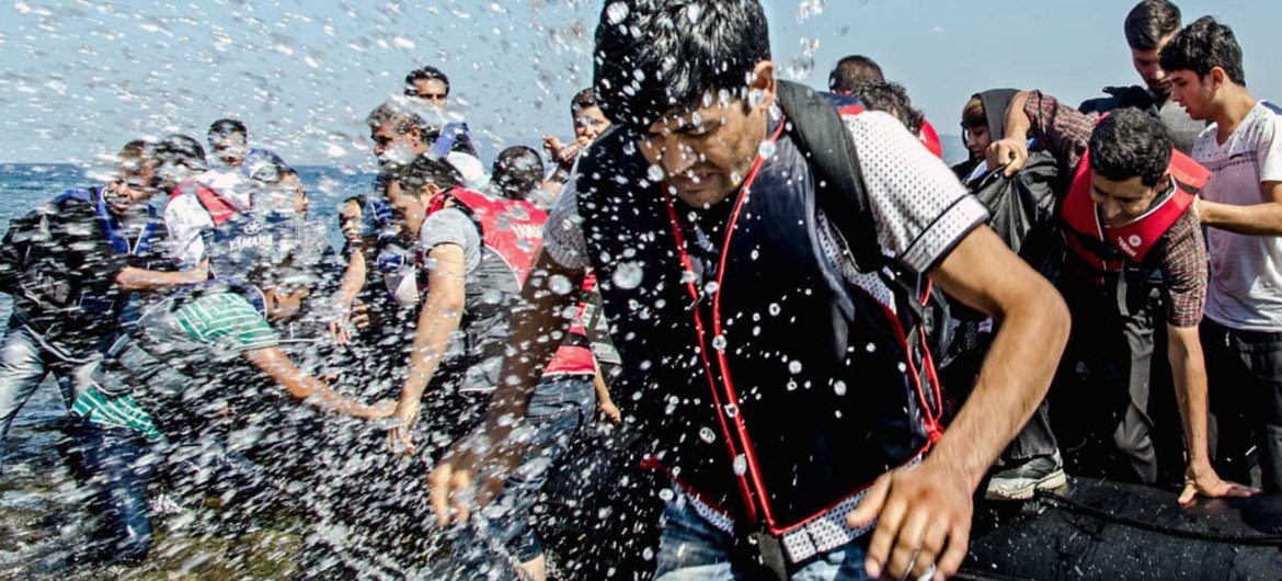 لاجئون أفغان  يصلون إلى جزيرة لسبوس اليونانية. من صور: المفوضية السامية لشؤون اللاجئين/ جوان أكاش