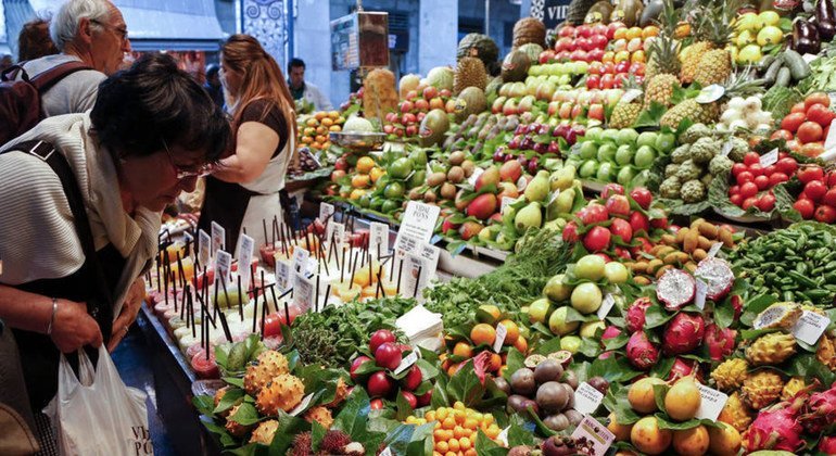 Puesto de frutas en un mercado de Barcelona. Foto de archivo:  FAO/Alessia Pierdomenico