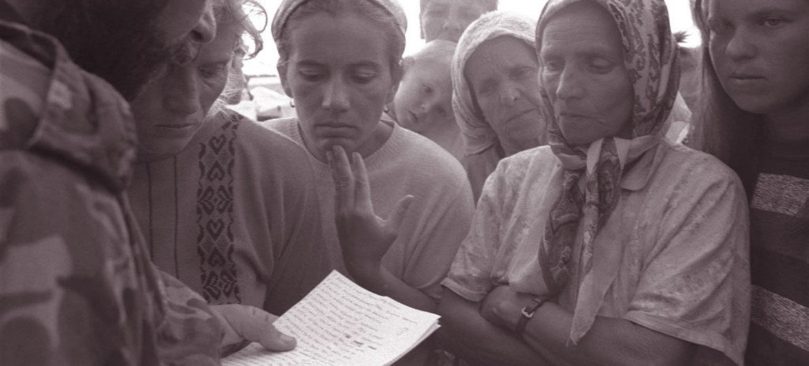 En 1995, un soldat du gouvernement lit les noms des soldats qui ont été confirmés comme survivants ou évadés de la ville de Srebrenica. UNICEF / NYHQ1995-0553 / LeMoyne