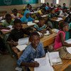 Des écoliers dans une salle de classe à Gao, au Mali. Photo ONU/Marco Dormino