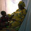 Семья в Нигерии собирает использованные прикроватные сетки от комаров.  Фото Всемирного банка/Арн Хоел