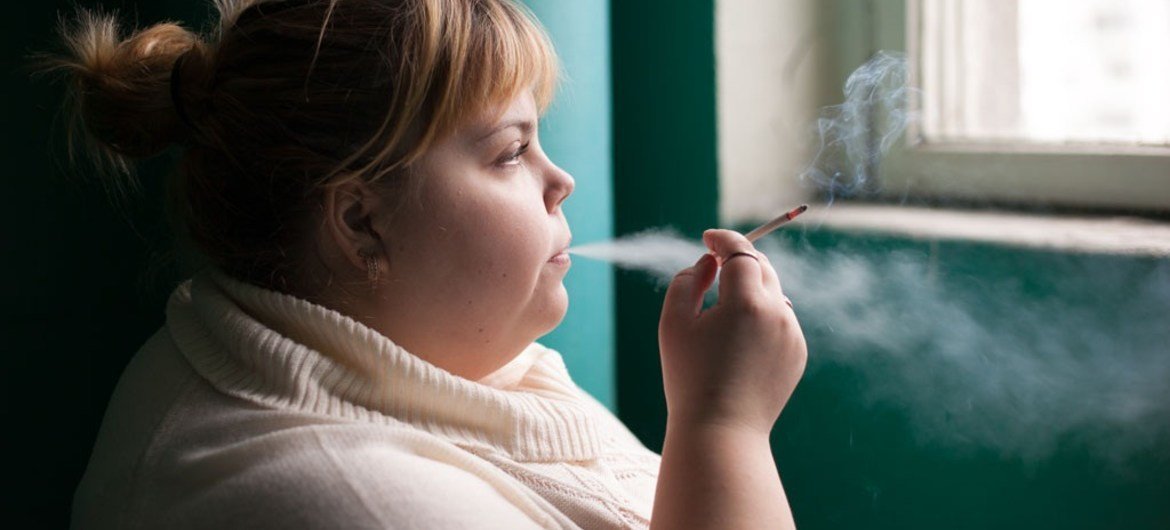 Молодая женщина  курит в России. Фото ВОЗ/ Сергей Волков