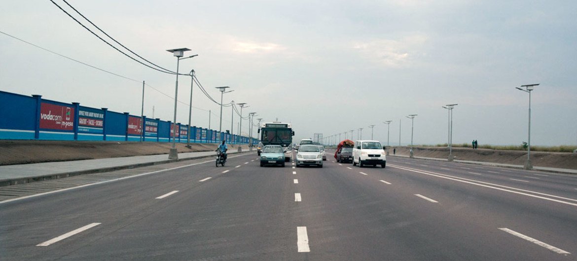 La ONU destacó la necesidad de crear obras de infraestructura en África. En la imagen, la carretera hacia el aeropuerto de Kinshasa en la República Democrática del Congo. Foto de archivo: Simone D. McCourtie/Banco Mundial
