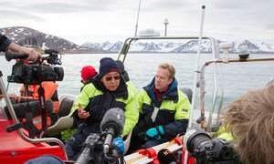 En visite en juillet 2015 sur le site d'un glacier de l'Arctique norvégien dont la fonte est attribuée au réchauffement planétaire, le Secrétaire général des Nations Unies, Ban Ki-moon (droite), a pu constater par lui-même les effets du changement climatique. Photo : ONU / Rick Bajornas