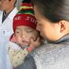 En una clínica en Nampo City, en la República Popular Democrática de Corea, niños esperan recibir suplementos nutricionales repartidos por UNICEF. Foto: UNICEF/Basurmanova