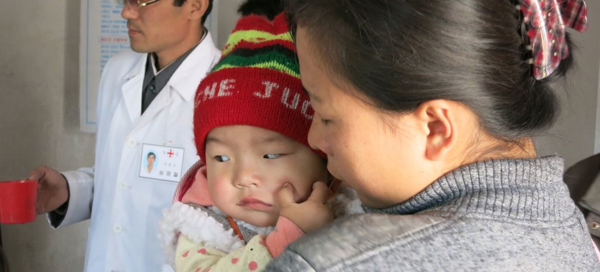 2014年11月，朝鲜一名在诊所等待领取营养补充剂的儿童。儿基会图片UNI180565/Basurmanova