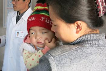 Des enfants attendent de recevoir des suppléments nutritionnels dans une clinique de la ville de Nampo, en République populaire démocratique de Corée. (archives)