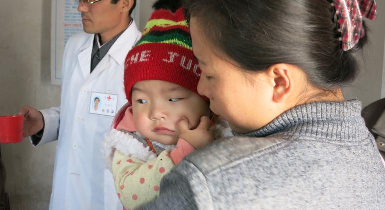 في عيادة في مدينة نامبو، كوريا الديمقراطية، ينتظر الأطفال للحصول على المكملات الغذائية في يوم صحة الطفل،   نوفمبر 2014 اليونيسف  180565 / باسرمانوفا