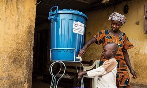 Une famille à Conakry, en Guinée, dont un membre a été infecté par le virus Ebola, a reçu des seaux et du chlore et une formation sur comment se laver les mains correctement à la maison (janvier 2015). 