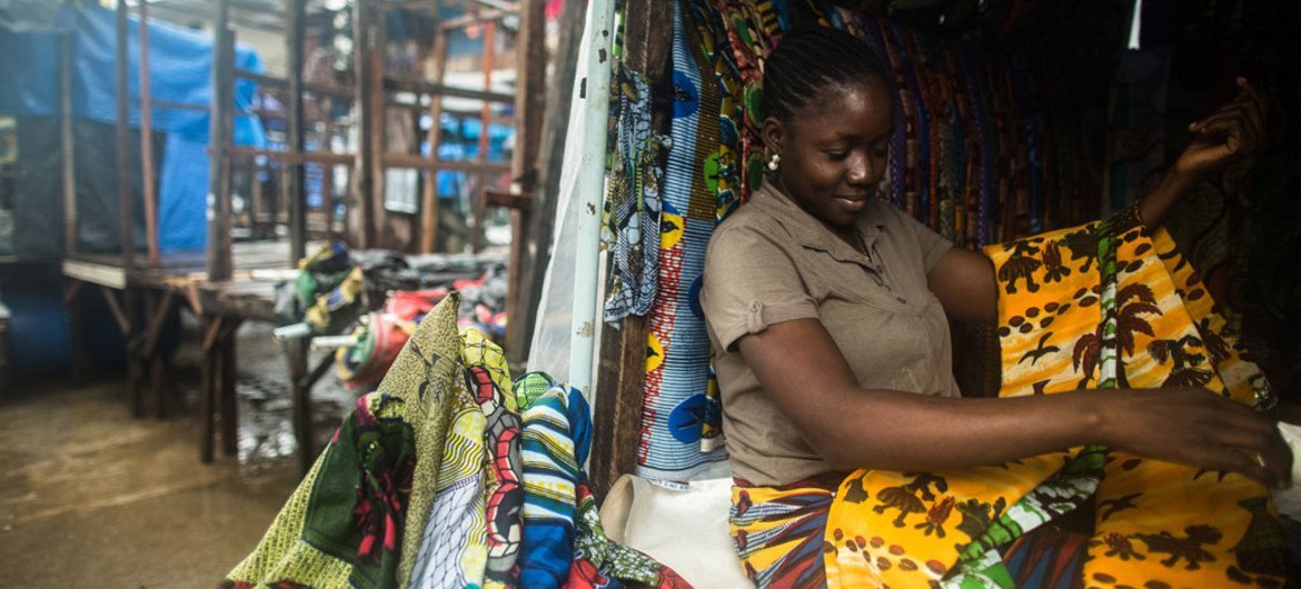 يعاني الباعة من تراجع المبيعات وارتفاع تكلفة نقل البضائع إلى السوق في وست بوينت بعد تفشي الإيبولا في مونروفيا، ليبيريا (سبتمبر 2014). الصورة: مورجانة وينجارد / برنامج الأمم المتحدة الإنمائي