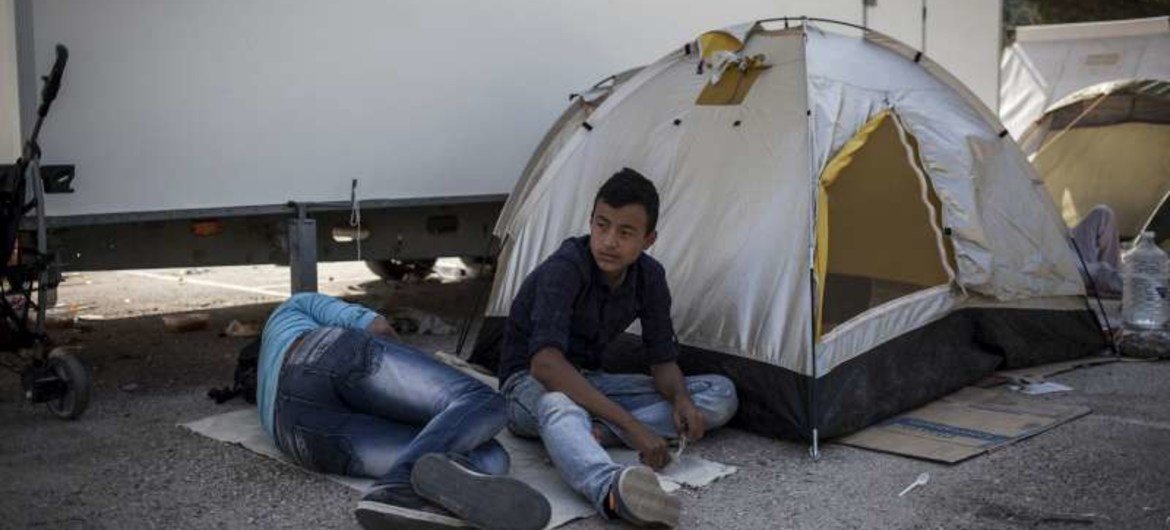 抵达希腊的难民在收容中心提供空位前临时住在帐篷里