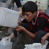 Ребенок  пьет остатки  воды  в сирийском городе Дума  Фото ЮНИСЕФ