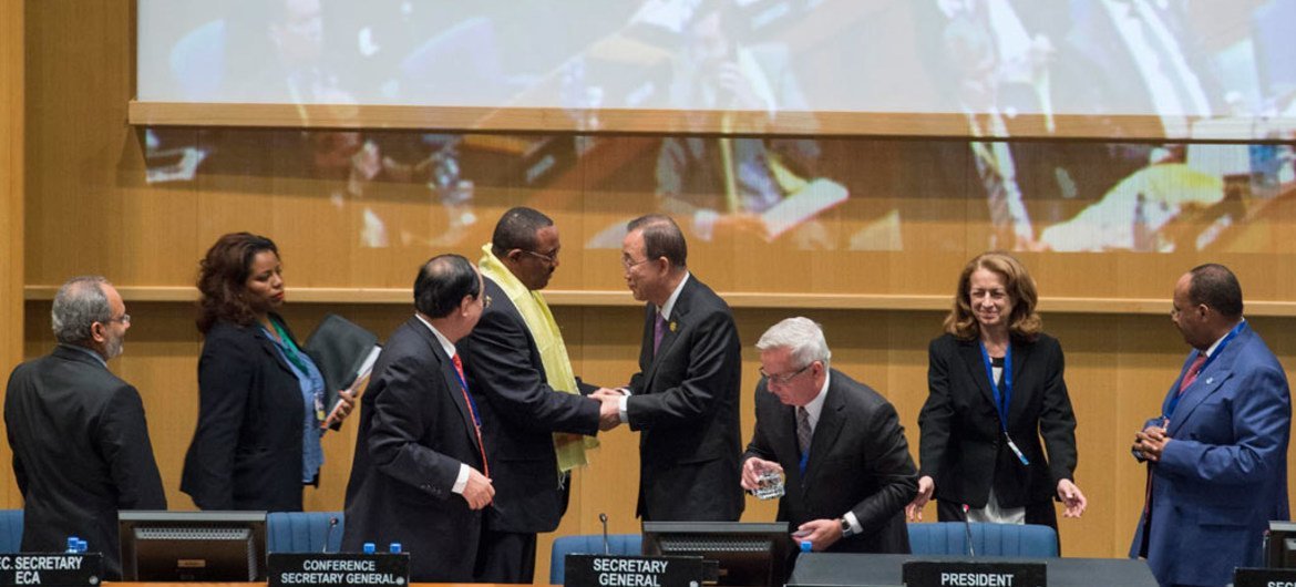 الأمين العام بان كي مون ورئيس الوزراء الاثيوبي هيليماريام ديسالين في افتتاح  مؤتمر تمويل التنمية في أديس أبابا.  من صور الأمم المتحدة / إسكندر ديبيبى