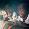 肯尼亚一个千年村中的两名儿童在驱虫蚊帐中。这种世卫组织批准的蚊帐具有长期的驱虫效果。 儿基会图片 /PFPG2014-1178/Hallahan