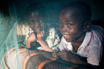 Denis et Wycliff Atieno, au Kenya, ont profité des moustiquaires imprégnées d'insecticide pou lutter contre lle paludisme. Photo UNICEF/PFPG2014-1178/Hallahan