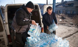 Добровольцы  распределяют воду  на востоке  Украины. Фото ЮНИСЕФ