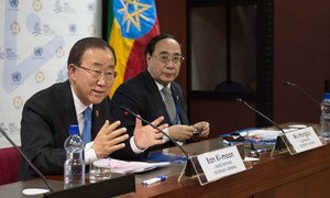 Le Secrétaire général Ban Ki-moon (à gauche) lors d'une conférence de presse à Addis-Abeba. Photo ONU/Eskinder Debebe