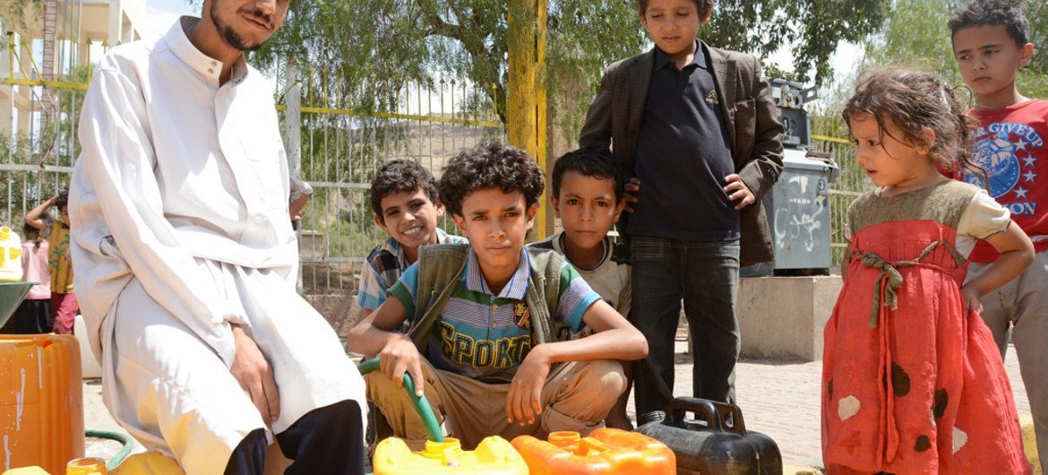 سكان صنعاء، عاصمة اليمن، في واحدة من نقاط  توزيع المياه.  الصورة: مكتب تنسيق الشؤون الإنسانية /  بي. كروبف. يونيو تموز 2015