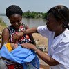 В ЦАР  медсестра  делает прививку новорожденному  ребенку. Фото  ЮНИСЕФ