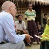 难民署助理高专图尔克在缅甸若开邦的一个村落同一位罗兴亚族妇女进行交谈。难民署/K. Rochanakorn