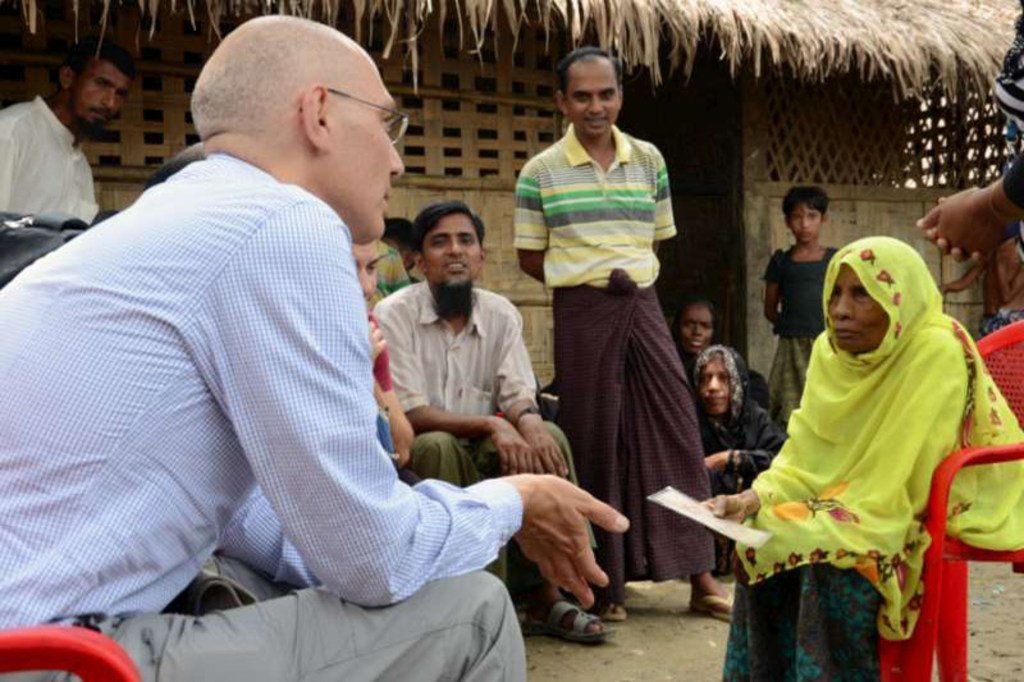 难民署助理高专图尔克在缅甸若开邦的一个村落同一位罗兴亚族妇女进行交谈。