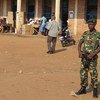 Солдат охраняет избирательный участок в столице Бурунди Бужумбуре